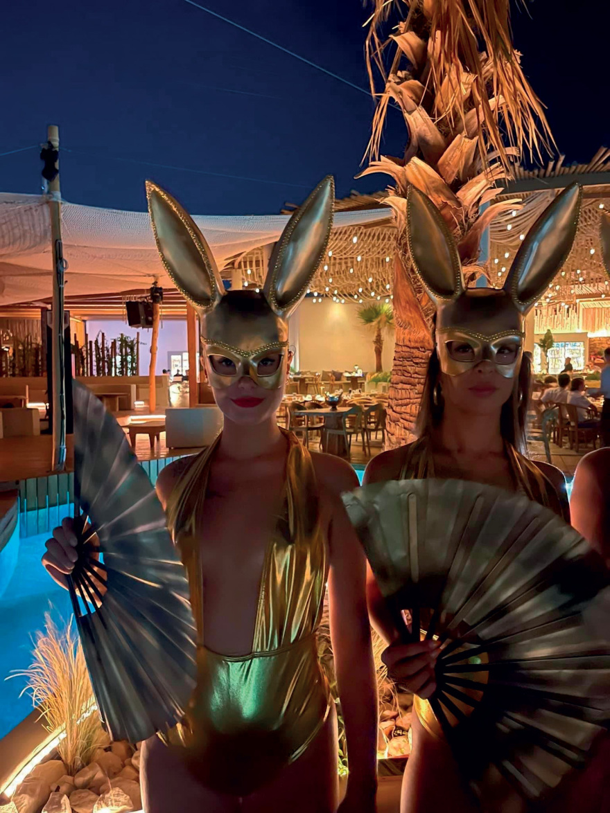 O Μάνος Βαμβούκης είναι η ψυχή των πάρτυ