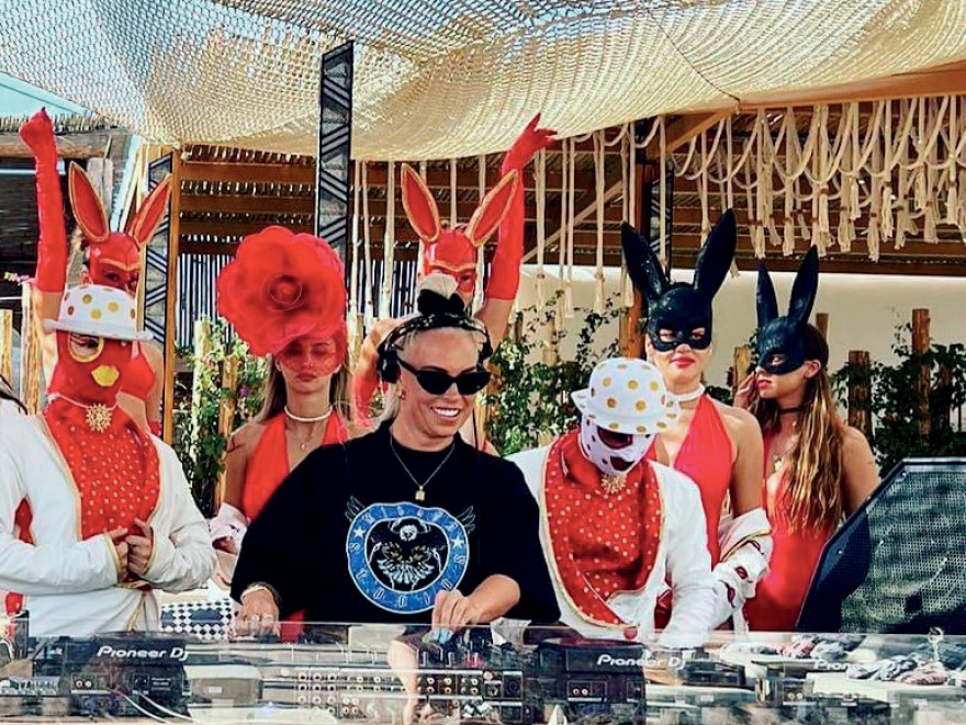 O Μάνος Βαμβούκης είναι η ψυχή των πάρτυ