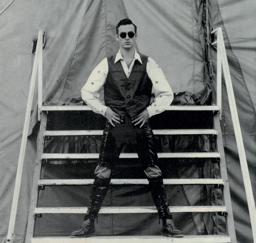 O Μάνος Βαμβούκης είναι η ψυχή των πάρτυ