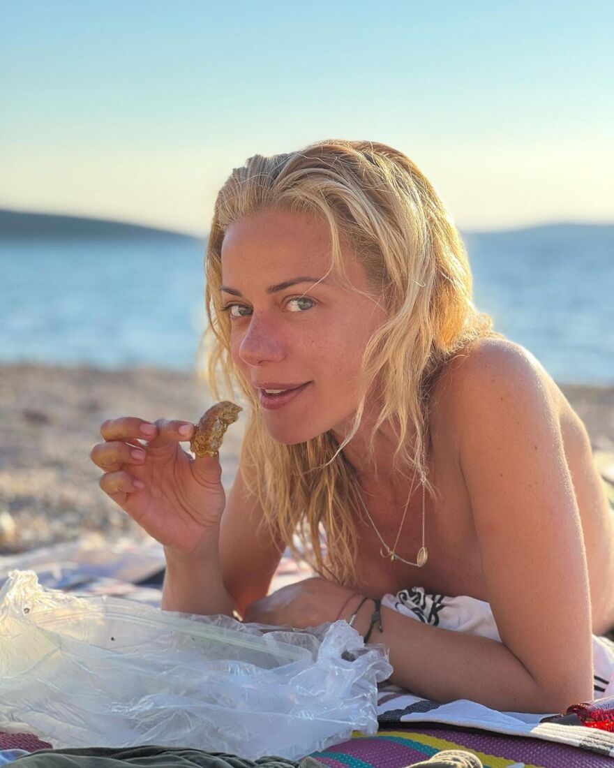 Ζέτα Μακρυπούλια: Topless σε ερημική παραλία