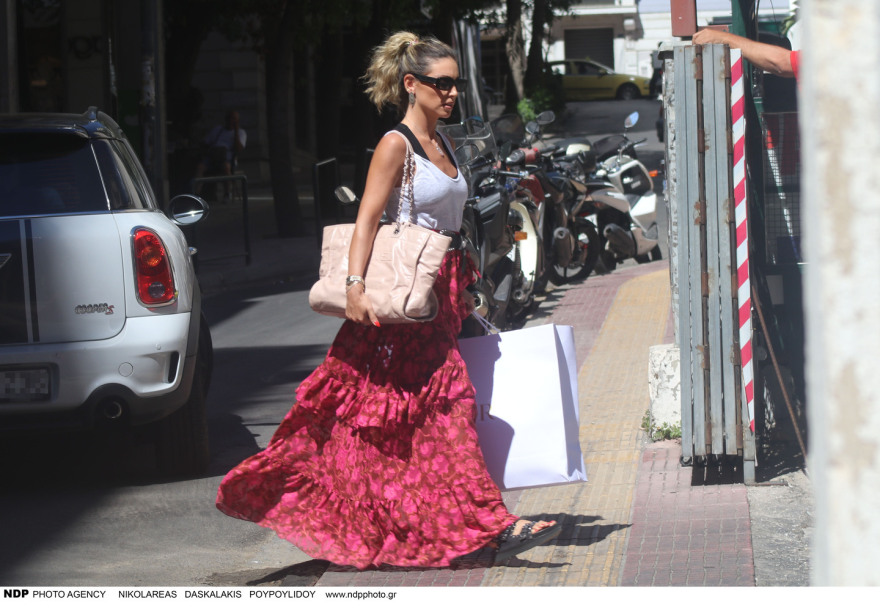 Φωτογραφίες: Η βόλτα της Αθηνάς Οικονομάκου για ψώνια στην Αθήνα