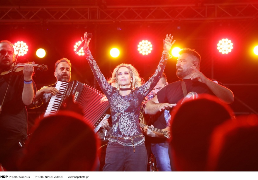 Καινούργιου, Κοκλώνης, Δεβετζή διασκέδασαν με Άννα Βίσση στη Μύκονο