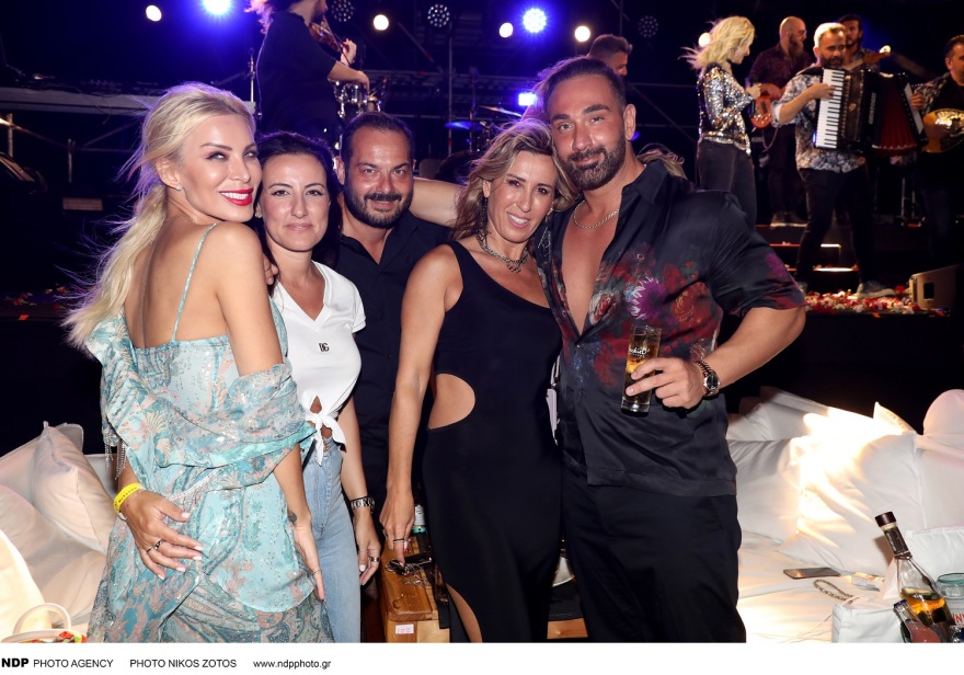 Καινούργιου, Κοκλώνης, Δεβετζή διασκέδασαν με Άννα Βίσση στη Μύκονο
