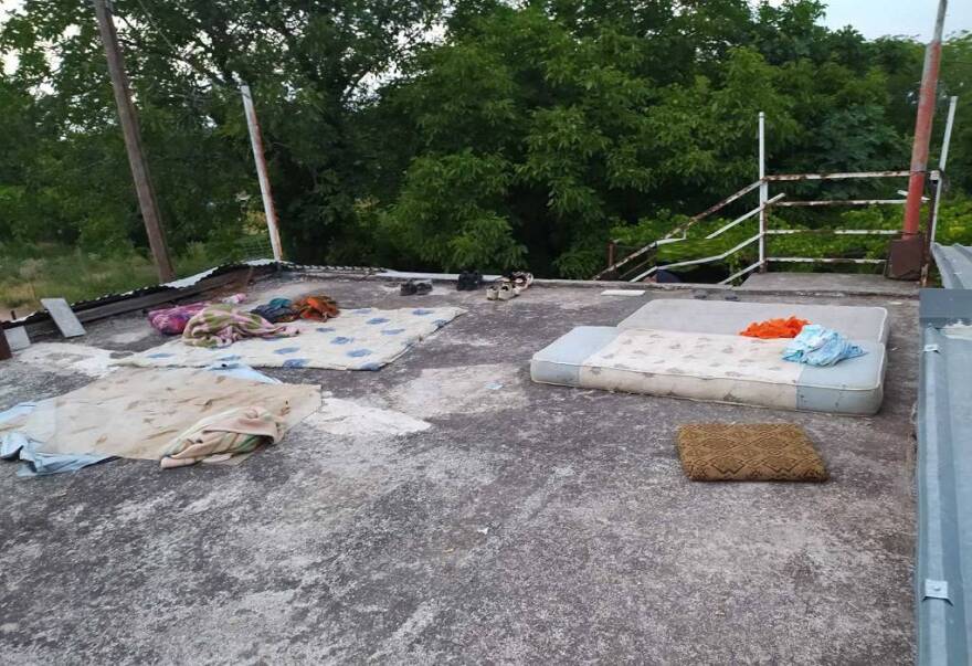 Ημαθία: Εξαρθρώθηκε κύκλωμα που έκρυβε αλλοδαπούς σε σπίτια και καλύβα και μετά τους έστελνε στην Αττική