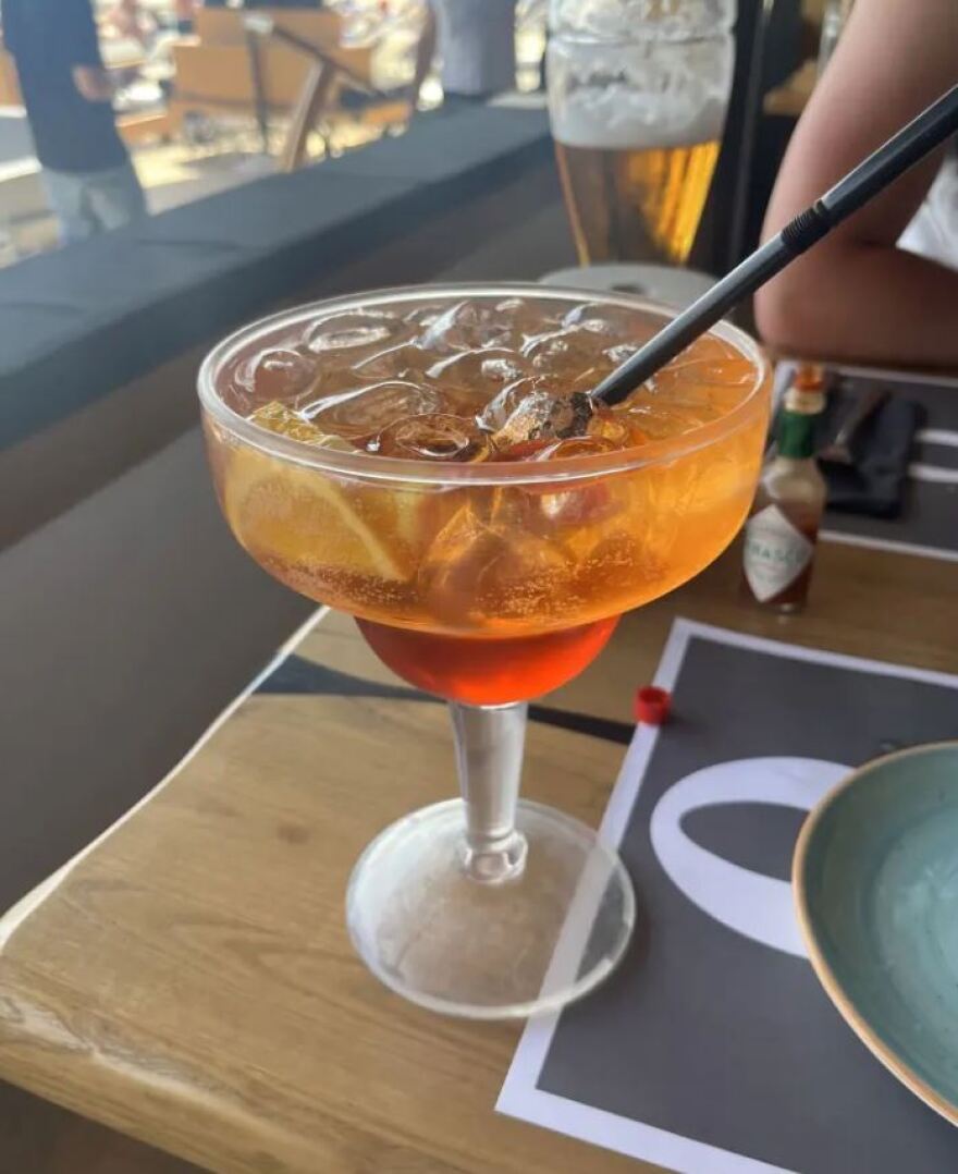 Μύκονος: Ζευγάρι Καναδών πλήρωσε $570 για 12 στρείδια στο εστιατόριο με τα «χρυσά καβουροπόδαρα»