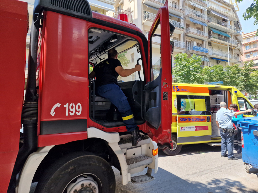 Θεσσαλονίκη: Πυρκαγιά σε διαμέρισμα - Κινδύνεψαν γιαγιά και εγγονός - Δείτε βίντεο