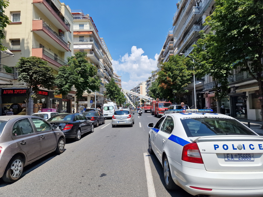 Θεσσαλονίκη: Πυρκαγιά σε διαμέρισμα - Κινδύνεψαν γιαγιά και εγγονός - Δείτε βίντεο