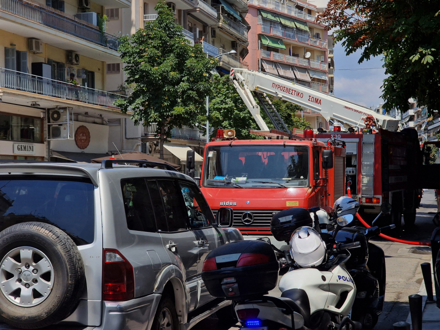 Θεσσαλονίκη: Πυρκαγιά σε διαμέρισμα - Κινδύνεψαν γιαγιά και εγγονός - Δείτε βίντεο