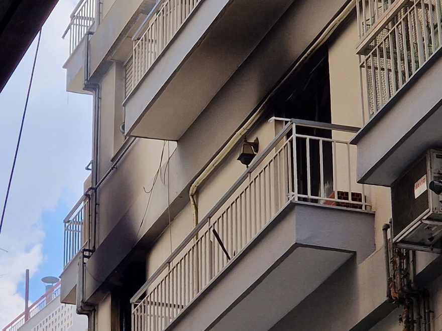 Θεσσαλονίκη: Πυρκαγιά σε διαμέρισμα - Κινδύνεψαν γιαγιά και εγγονός - Δείτε βίντεο