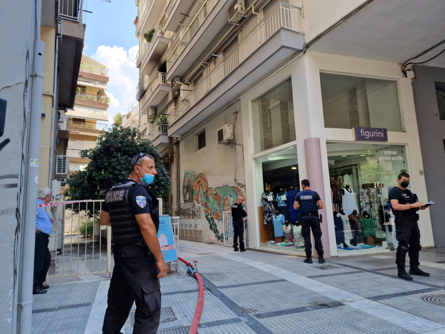 Θεσσαλονίκη: Πυρκαγιά σε διαμέρισμα - Κινδύνεψαν γιαγιά και εγγονός - Δείτε βίντεο