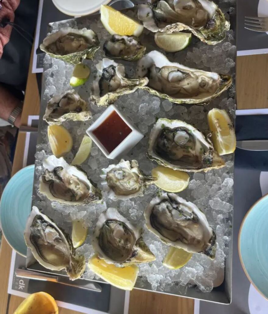 Μύκονος: Ζευγάρι Καναδών πλήρωσε $570 για 12 στρείδια στο εστιατόριο με τα «χρυσά καβουροπόδαρα»