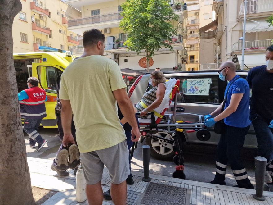 Θεσσαλονίκη: Στο νοσοκομείο γιαγιά και εγγονός μετά την πυρκαγιά στο διαμέρισμα