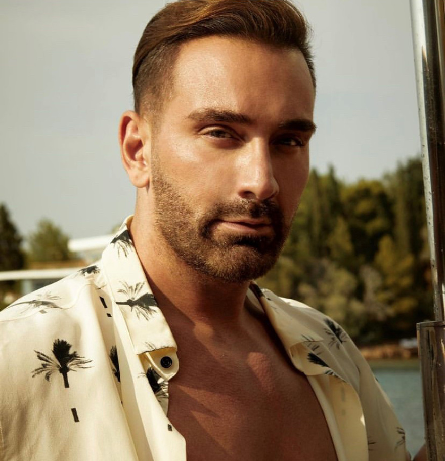 Γενέθλια στην Ίμπιζα για τον Νίκο Κοκλώνη: τραγουδιστά με «γούτσου-γούτσου» του ευχήθηκαν οι φίλοι του