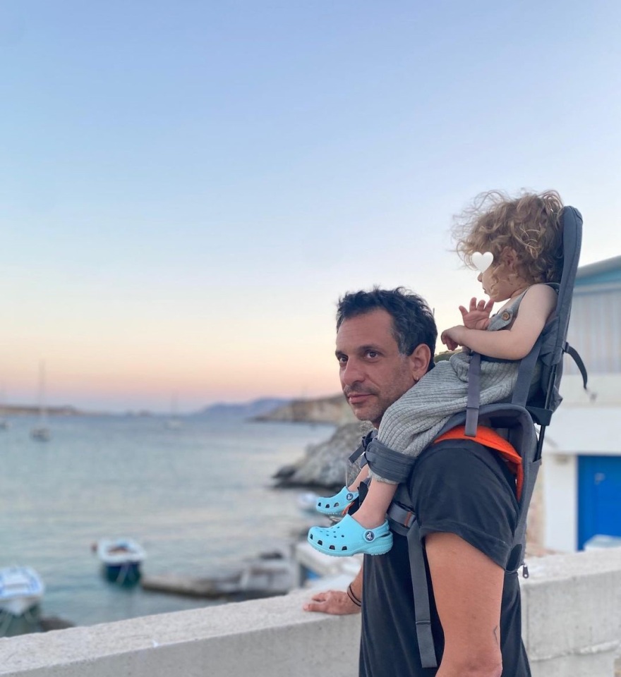 Φωτογραφίες: Ο Γιώργος Χρανιώτης έχει στις πλάτες τον γιο του και κάνουν βόλτες στην Κίμωλο