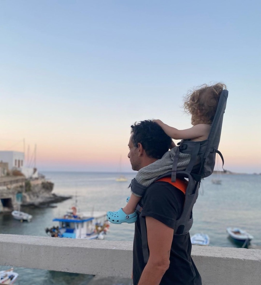 Φωτογραφίες: Ο Γιώργος Χρανιώτης έχει στις πλάτες τον γιο του και κάνουν βόλτες στην Κίμωλο