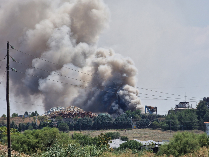 Θεσσαλονίκη: Στις φλόγες ανακυκλώσιμα υλικά σε αύλειο χώρο εργοστασίου  - Δείτε βίντεο