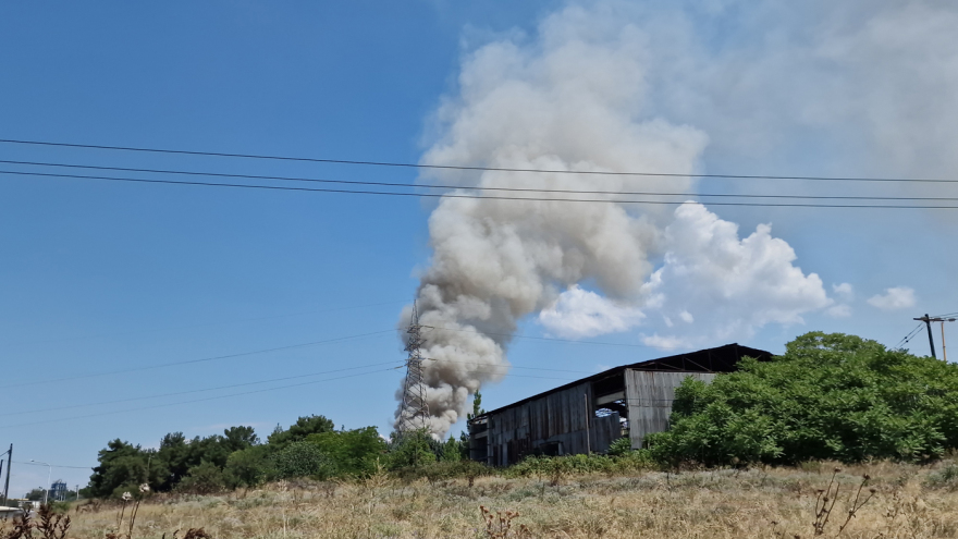 Θεσσαλονίκη: Στις φλόγες ανακυκλώσιμα υλικά σε αύλειο χώρο εργοστασίου  - Δείτε βίντεο