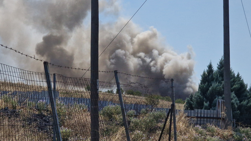 Θεσσαλονίκη: Στις φλόγες ανακυκλώσιμα υλικά σε αύλειο χώρο εργοστασίου  - Δείτε βίντεο