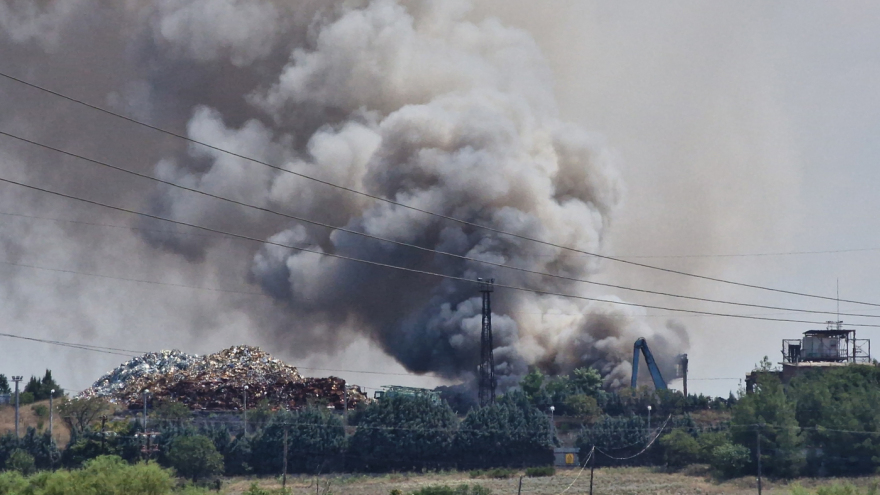 Θεσσαλονίκη: Στις φλόγες ανακυκλώσιμα υλικά σε αύλειο χώρο εργοστασίου  - Δείτε βίντεο