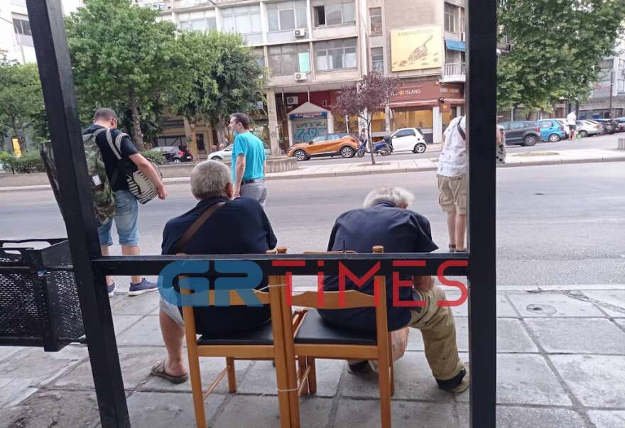 Θεσσαλονίκη: Έδεσαν καρέκλες σε στάση λεωφορείου -  Δείτε φωτογραφίες