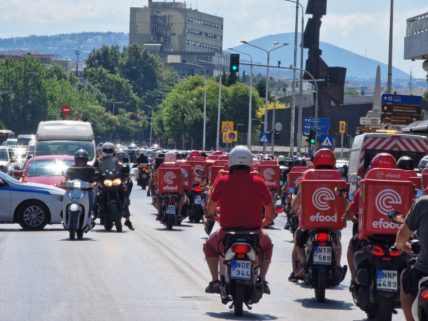 Στους δρόμους οι εργαζόμενοι του efood στη Θεσσαλονίκη