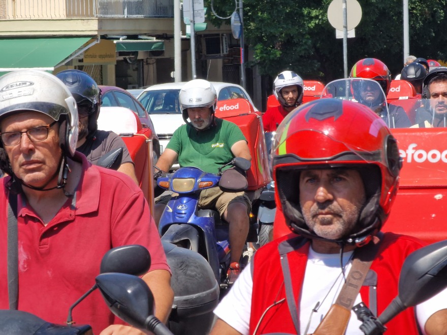 Στους δρόμους οι εργαζόμενοι του efood στη Θεσσαλονίκη