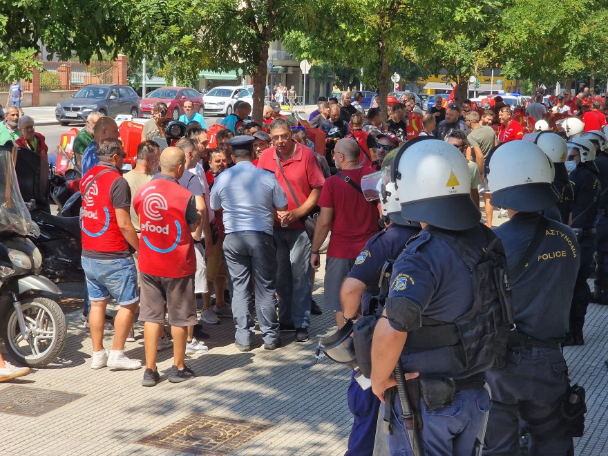 Στους δρόμους οι εργαζόμενοι του efood στη Θεσσαλονίκη