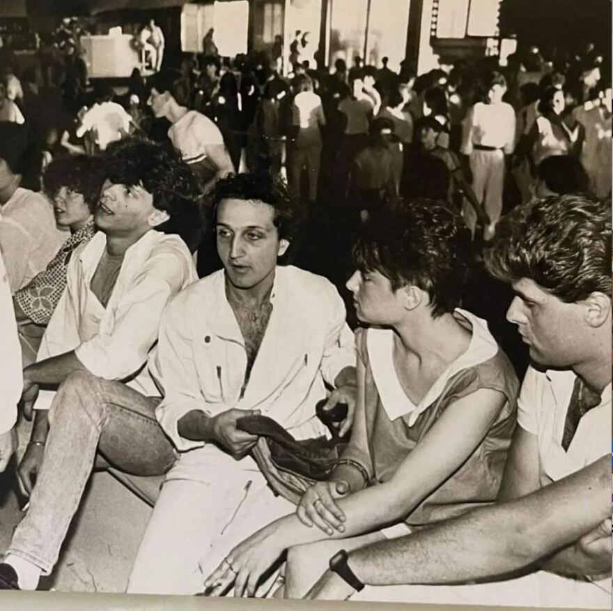 Σπύρος Μπιμπίλας: Η φωτογραφία με τον Τζώνυ Θεοδωρίδη πριν από 40 χρόνια