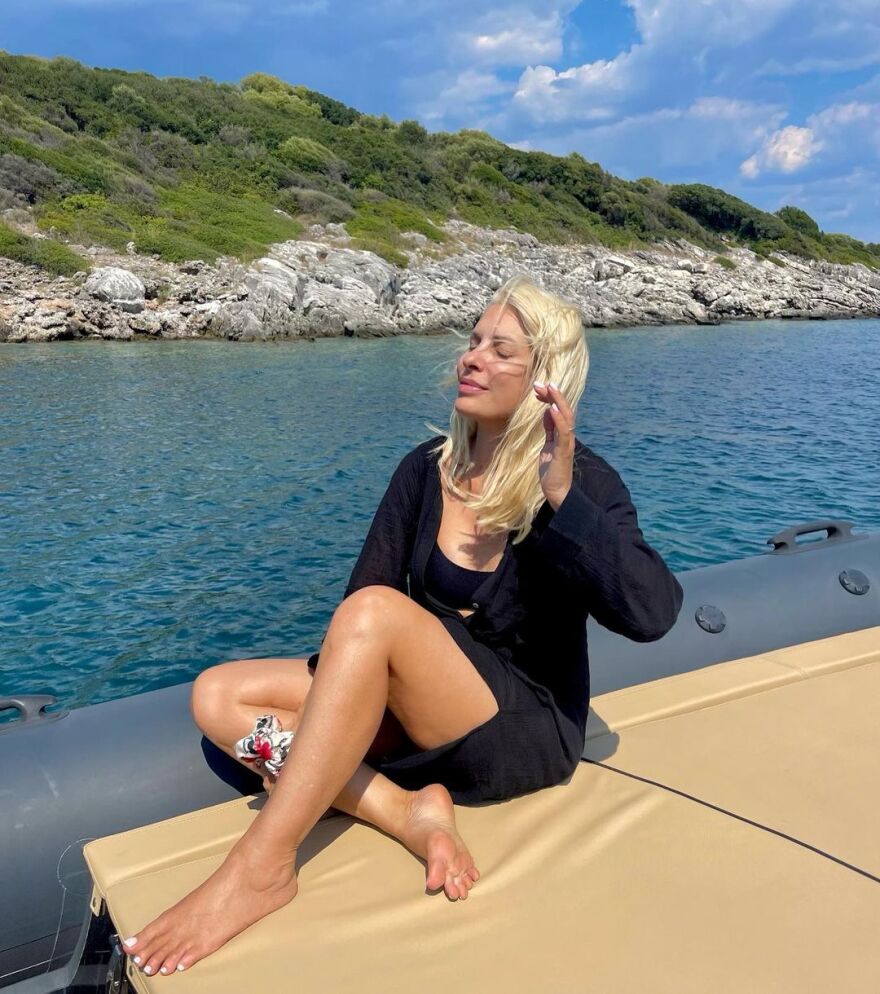 Ελένη Μενεγάκη: Απόδραση με το σκάφος στο Ιόνιο   