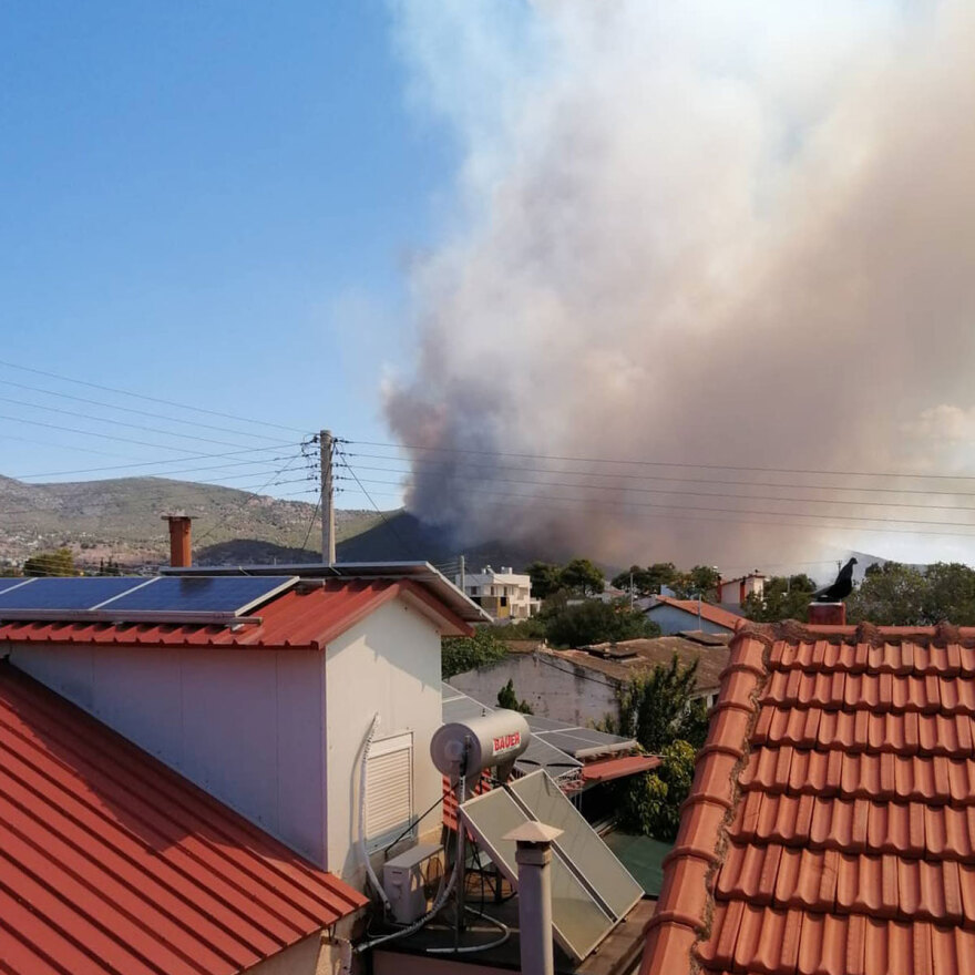 Φωτιά στη Νέα Πέραμο: Άνοιξε η Εθνική, μήνυμα του 112 για εκκένωση προς Μέγαρα