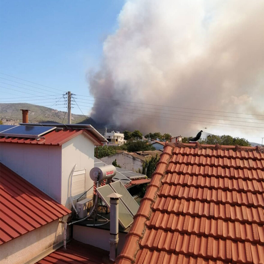 Φωτιά στη Νέα Πέραμο: Άνοιξε η Εθνική, μήνυμα του 112 για εκκένωση προς Μέγαρα
