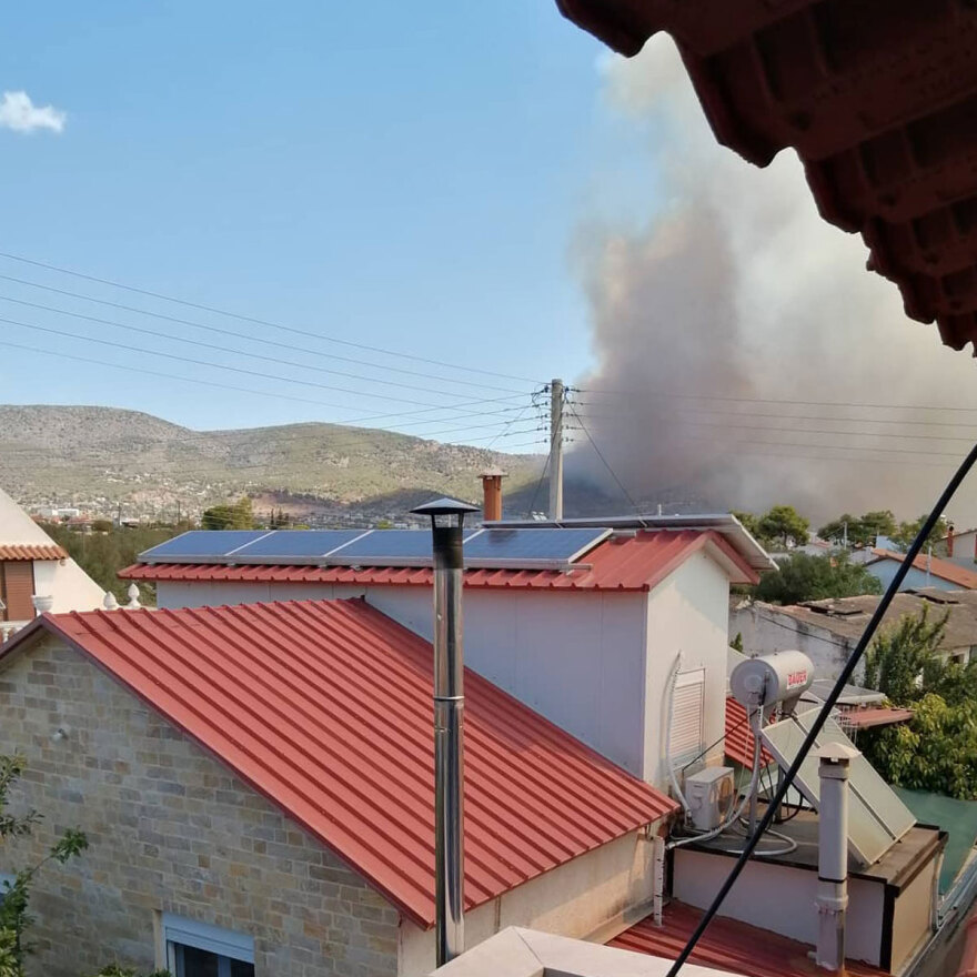 Φωτιά στη Νέα Πέραμο: Άνοιξε η Εθνική, μήνυμα του 112 για εκκένωση προς Μέγαρα