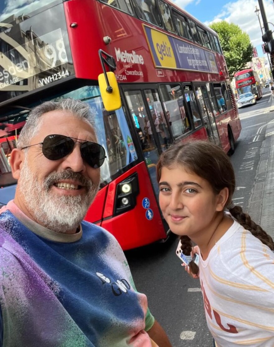 Η Γη της Ελιάς: Ο Κούλλης Νικολάου στο Λονδίνο με την κόρη του