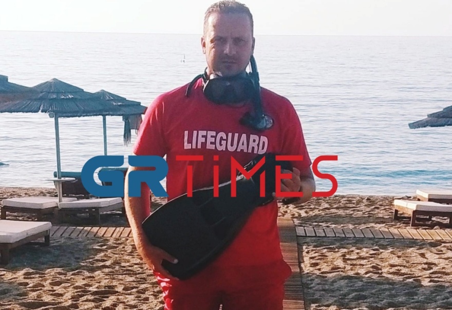 Χαλκιδική: Ναυαγοσώστης σώζει 2 λουόμενες μέσα σε 6 μέρες και γίνεται «ήρωας» της περιοχής