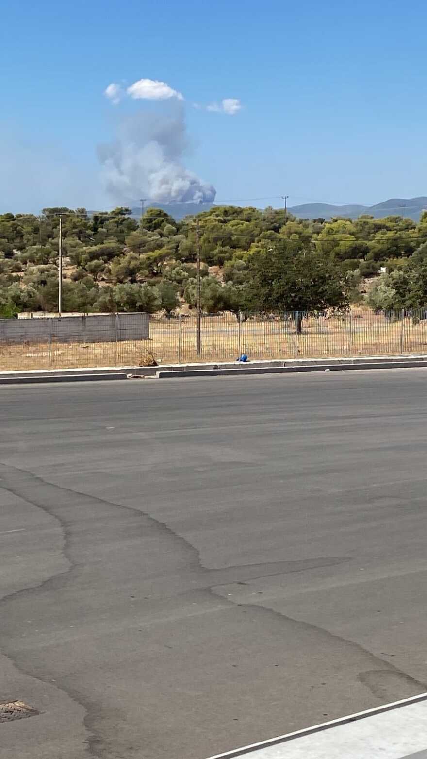 Φωτιά στη Νέα Πέραμο: Άνοιξε η Εθνική, μήνυμα του 112 για εκκένωση προς Μέγαρα