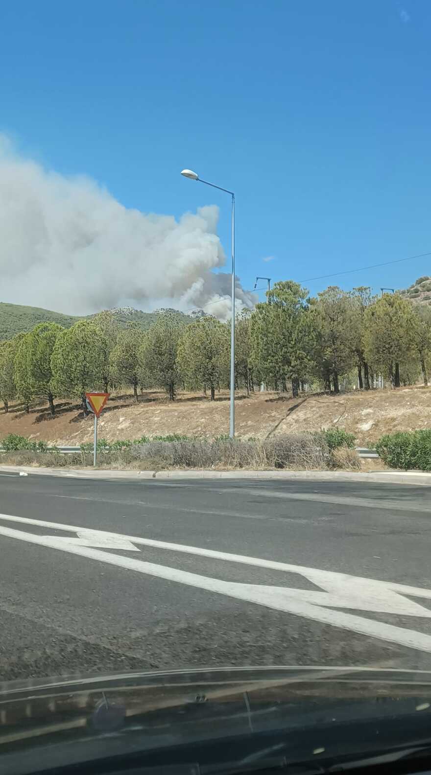 Φωτιά στη Νέα Πέραμο: Άνοιξε η Εθνική, μήνυμα του 112 για εκκένωση προς Μέγαρα