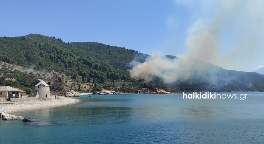 Υπό μερικό έλεγχο η φωτιά στο Άγιο Όρος