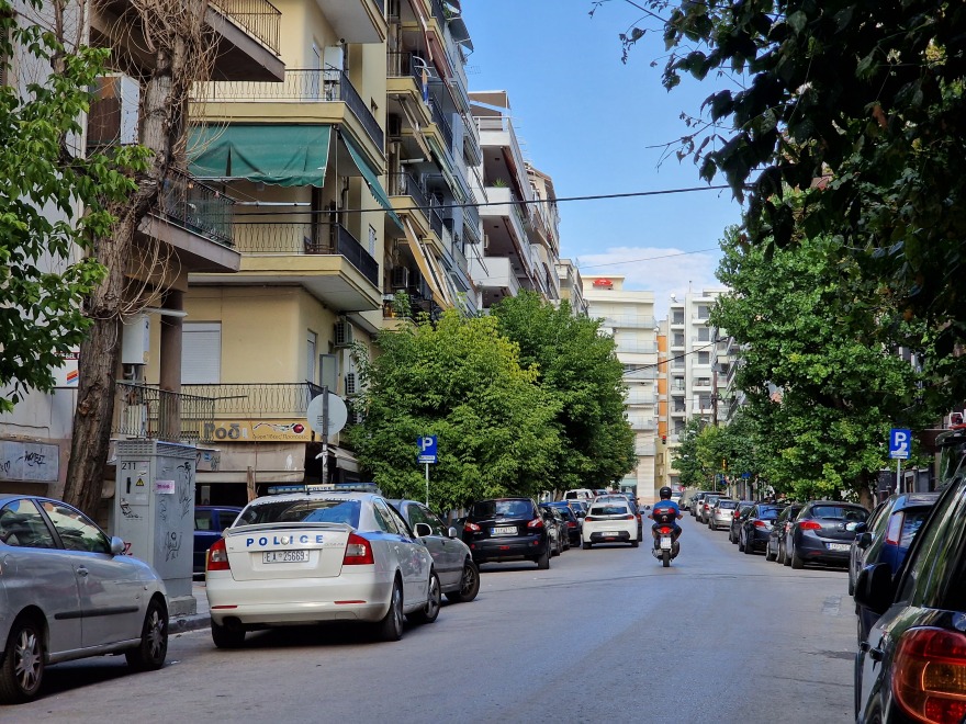 Θεσσαλονίκη: Θρίλερ με άνδρα που βρέθηκε γυμνός και απαγχονισμένος σε σπίτι που είχε πάρει φωτιά