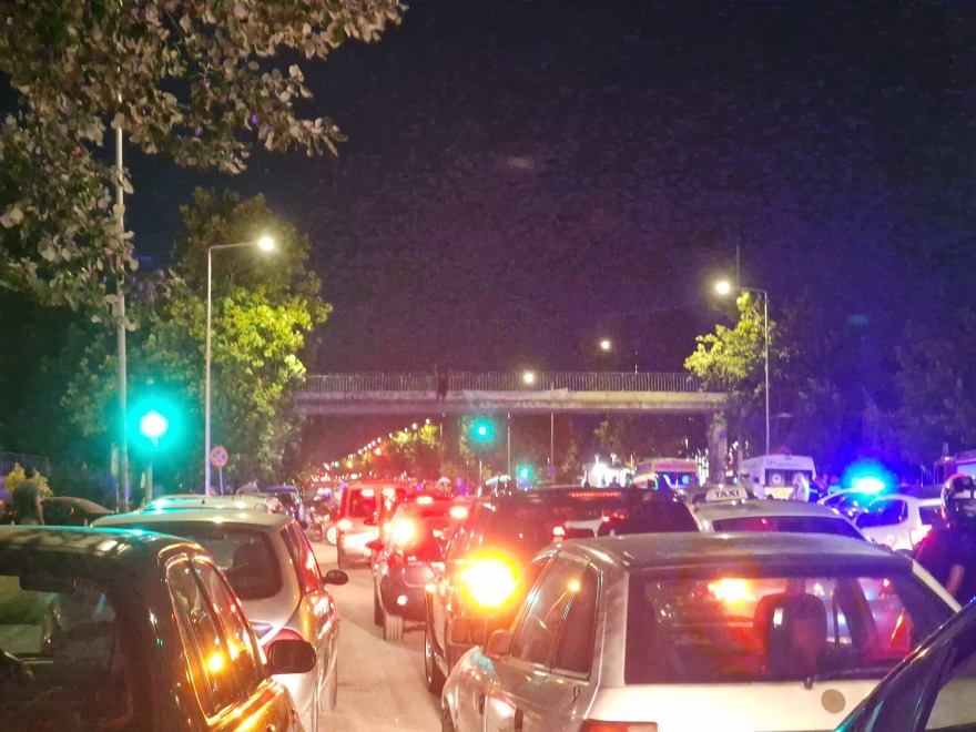 Θεσσαλονίκη: Άντρας ανέβηκε σε γέφυρα της παραλιακής και απειλούσε να αυτοκτονήσει