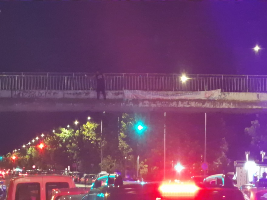 Θεσσαλονίκη: Άντρας ανέβηκε σε γέφυρα της παραλιακής και απειλούσε να αυτοκτονήσει