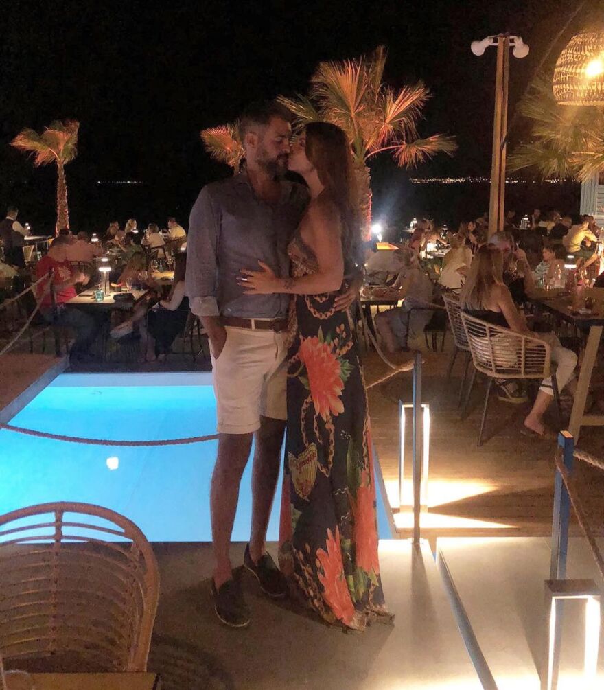 Νίνα Λοτσάρη: Το τρυφερό φιλί με τον σύντροφό της μπροστά στον φακό