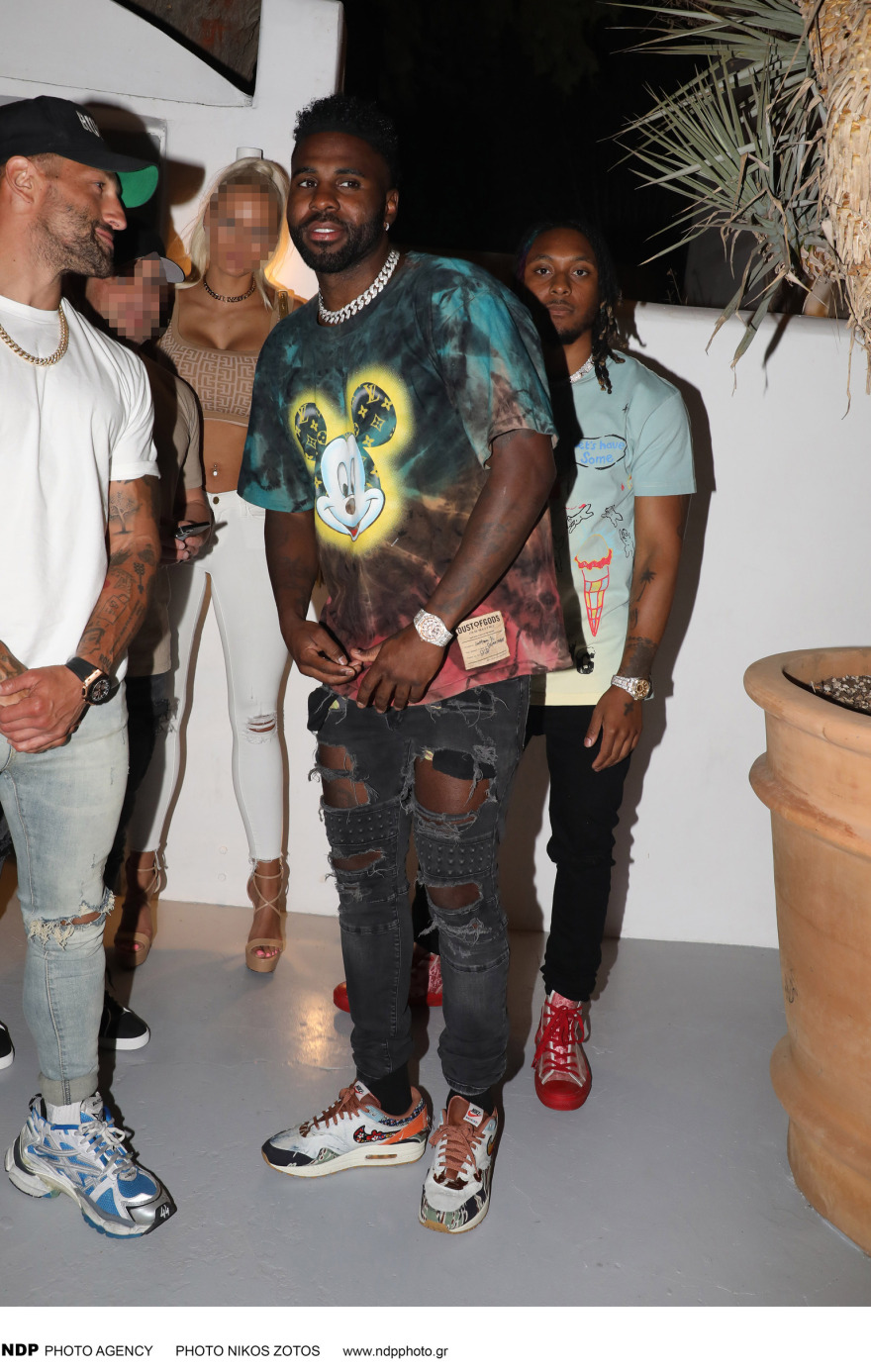 Ο Τζέισον Ντερούλο σε βραδινή του έξοδο στη Μύκονο