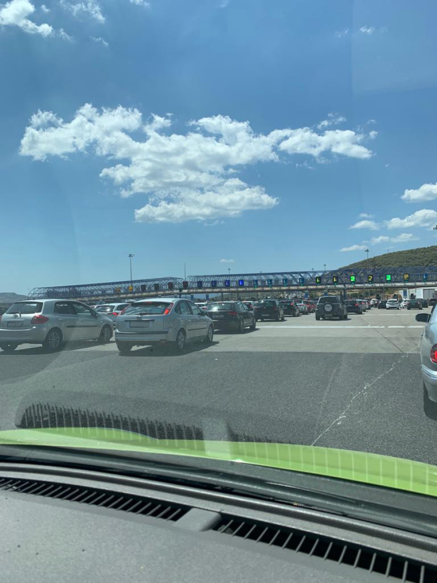 H μεγάλη έξοδος των εκδρομέων του Αυγούστου - Ουρές στα διόδια Ελευσίνας