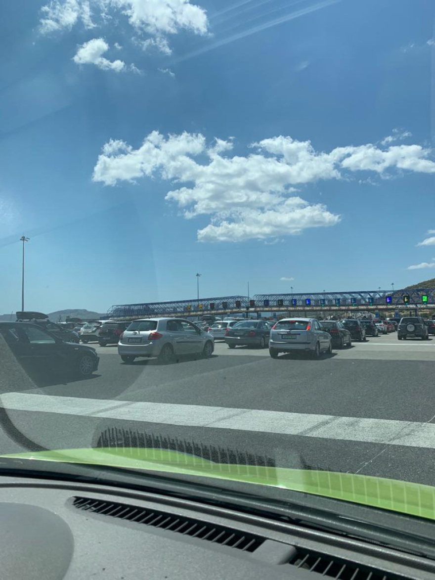 H μεγάλη έξοδος των εκδρομέων του Αυγούστου - Ουρές στα διόδια Ελευσίνας