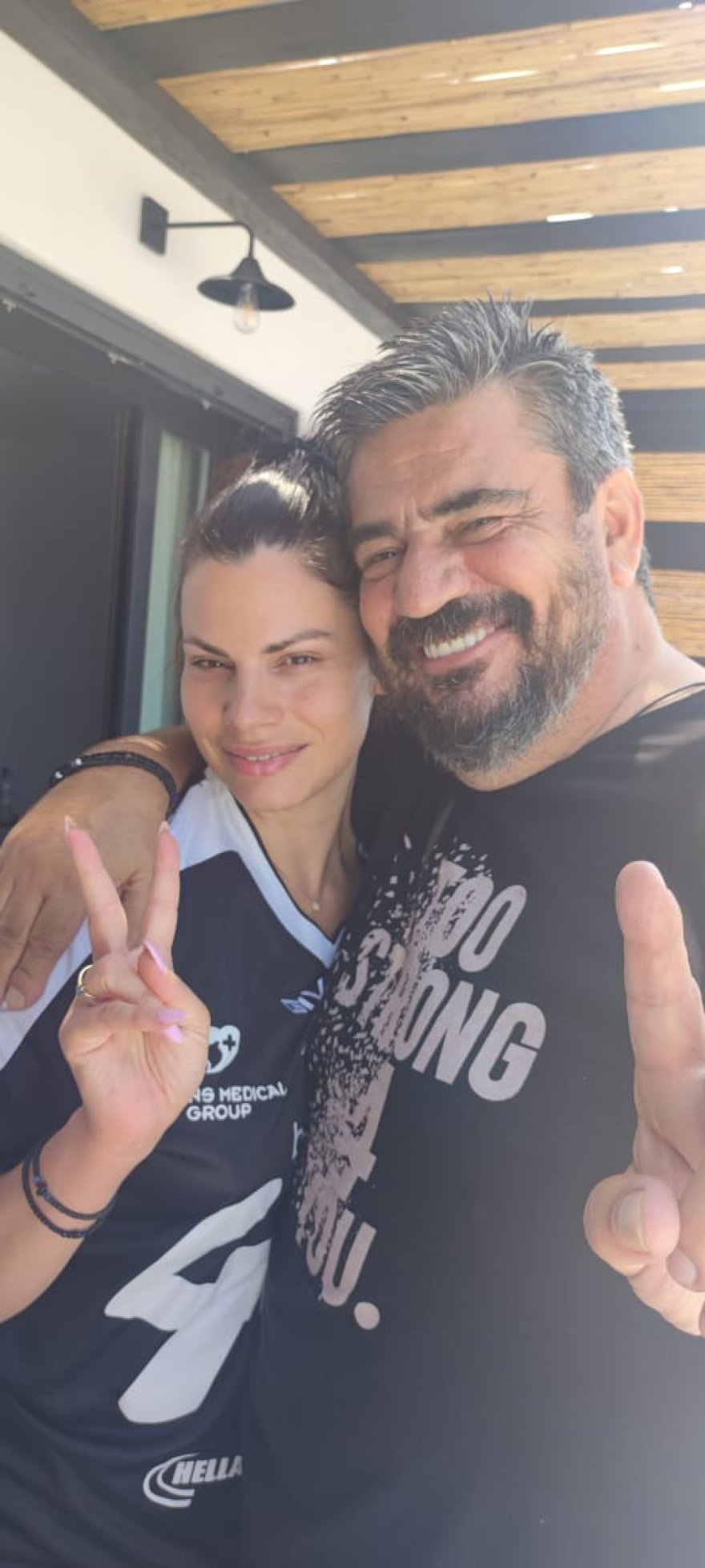 Μύκονος: Η πρώην σύντροφος του Πετσίτη, Βασιλική Καρνέζη μαζί με τον θρύλο της F1 Μάουρο Σερά