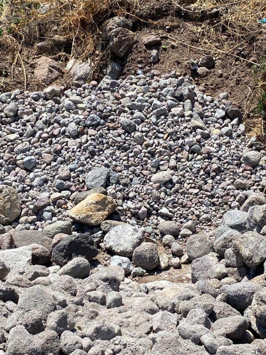 Αίγινα: Επιχειρηματίας έβαλε 140 σετ ομπρελών σε παραλία, ενώ έχει άδεια για 24