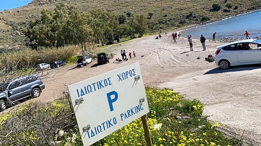 Αίγινα: Επιχειρηματίας έβαλε 140 σετ ομπρελών σε παραλία, ενώ έχει άδεια για 24