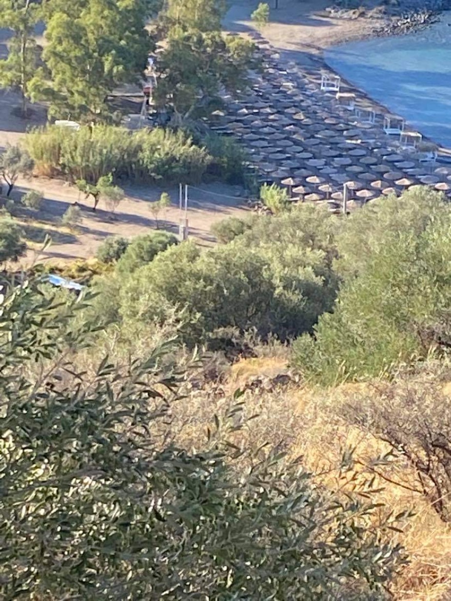 Αίγινα: Επιχειρηματίας έβαλε 140 σετ ομπρελών σε παραλία, ενώ έχει άδεια για 24
