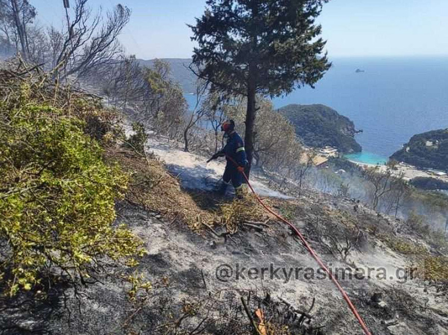 Σε ύφεση η πυρκαγιά στη Λευκίμμη Κέρκυρας
