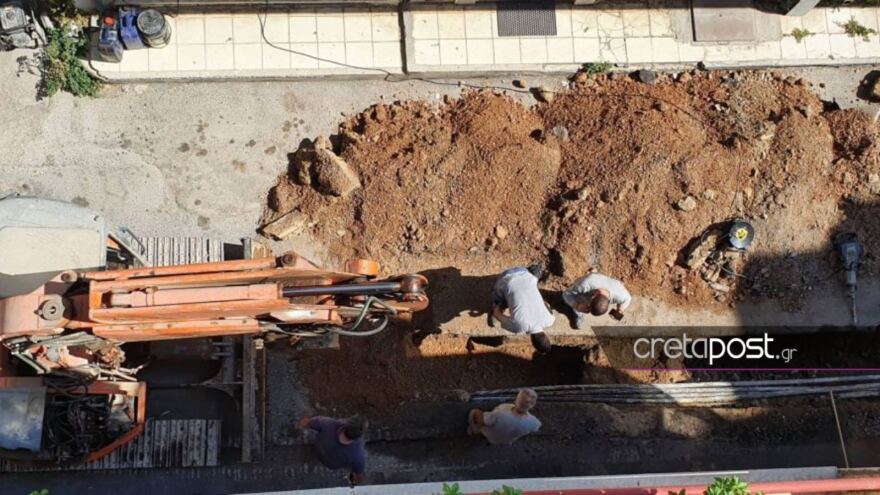 Κρήτη: Υπάλληλοι υδροδότησης τρύπησαν καλώδιο της ΔΕΗ και προκάλεσαν εκρήξεις